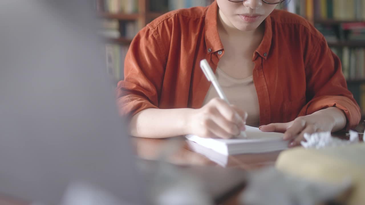 年轻的女作家写下想法，揉皱纸，缺乏灵感视频素材