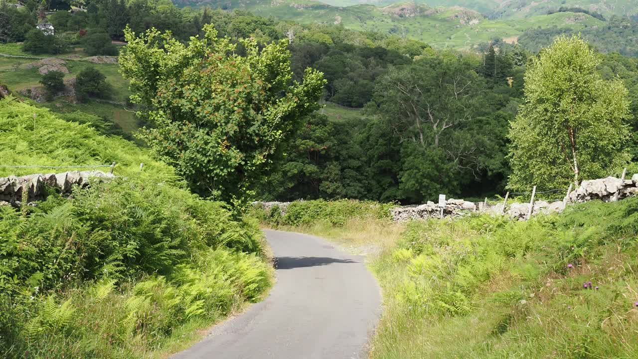 一名女子在英国湖区的小朗代尔徒步旅行。视频素材