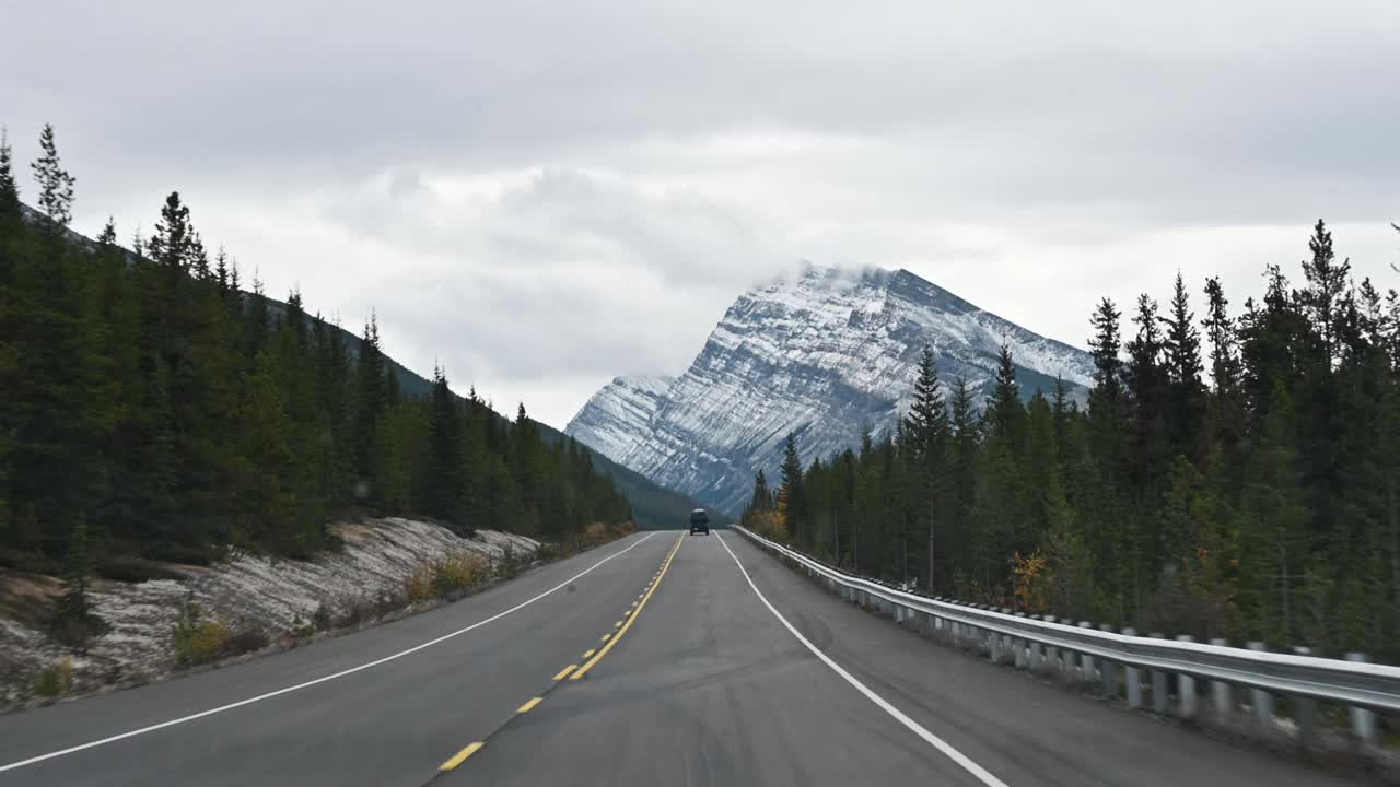 在多云的天气下，驾车行驶在落基山脉的公路上视频素材