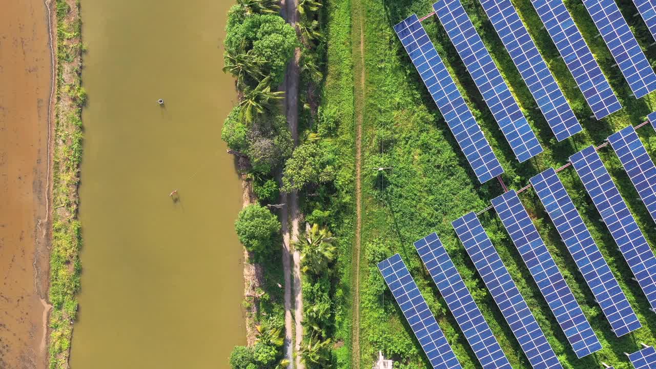 4k分辨率太阳能电池板的鸟瞰图附近的湖泊在农村的场景。
可持续的生活概念。视频素材