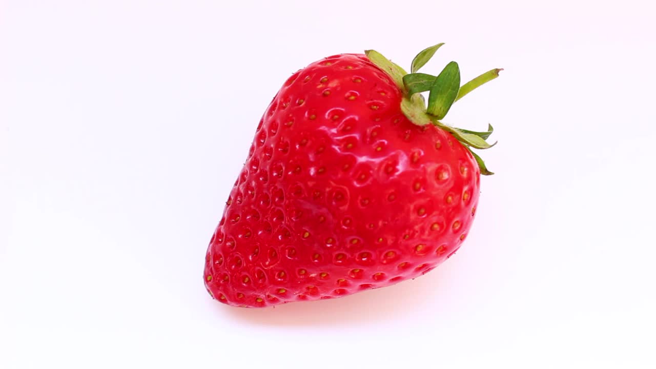 白色背景上的一颗草莓视频素材