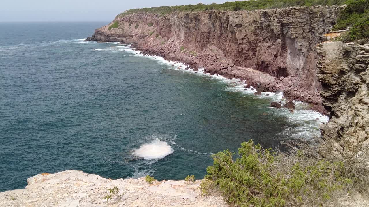 大海、风和时间的力量塑造了狂野的地中海海岸视频素材