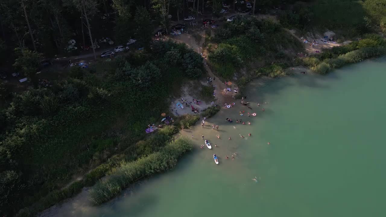 鸟瞰图的人游泳休息日光浴漂浮在sup板。夏天湖活动视频素材