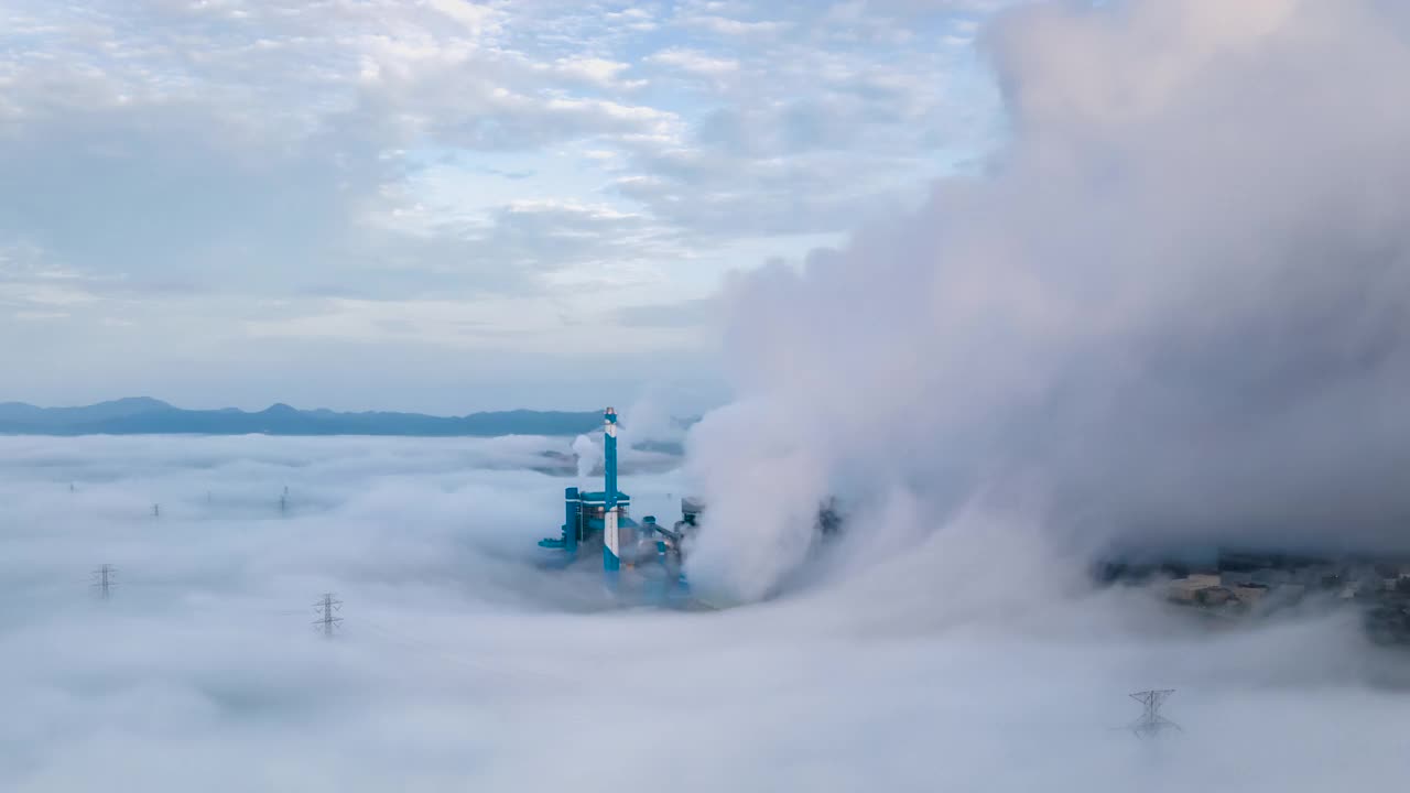 鸟瞰图，大面积燃煤电厂全景图机器正在发电。美丽的晨雾，湄莫，兰邦省，泰国。视频素材