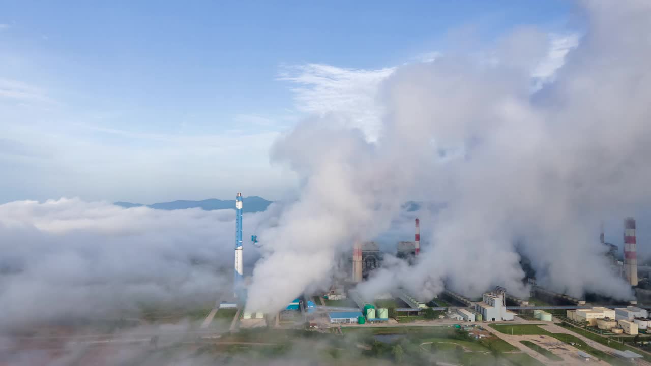 鸟瞰图，大面积燃煤电厂全景图机器正在发电。美丽的晨雾，湄莫，兰邦省，泰国。视频素材