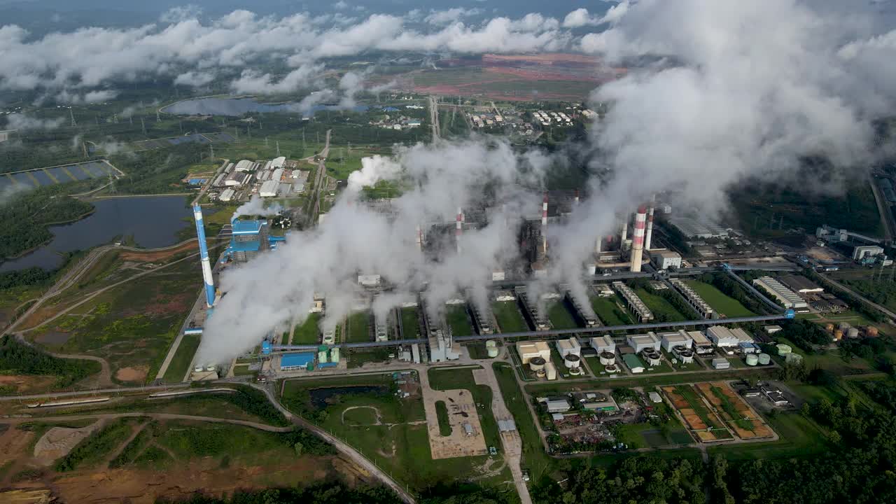 鸟瞰图，大面积燃煤电厂全景图机器正在发电。美丽的晨雾，湄莫，兰邦省，泰国。视频下载