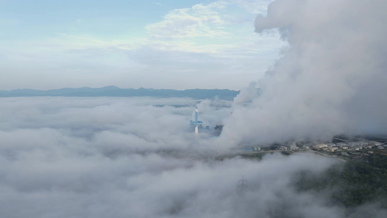 鸟瞰图，大面积燃煤电厂全景图机器正在发电。美丽的晨雾，湄莫，兰邦省，泰国。视频素材