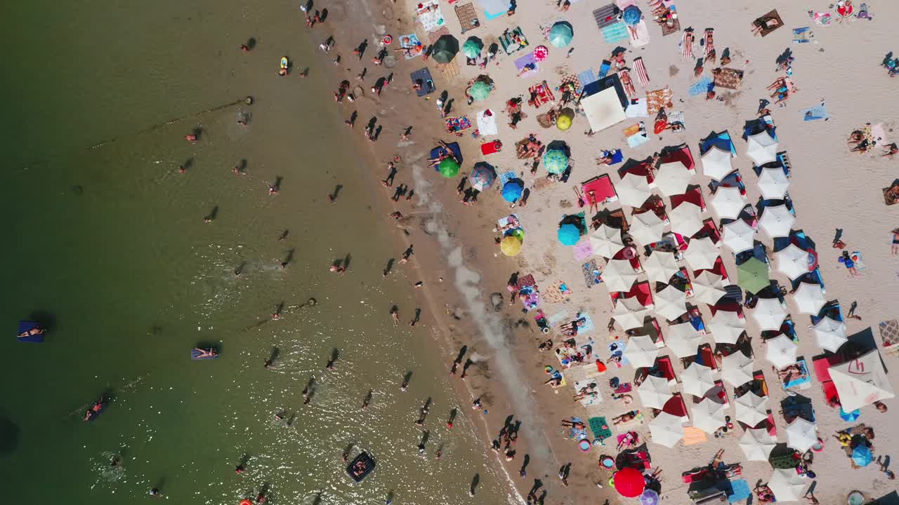 在一个炎热的夏天，鸟瞰海滩。视频素材