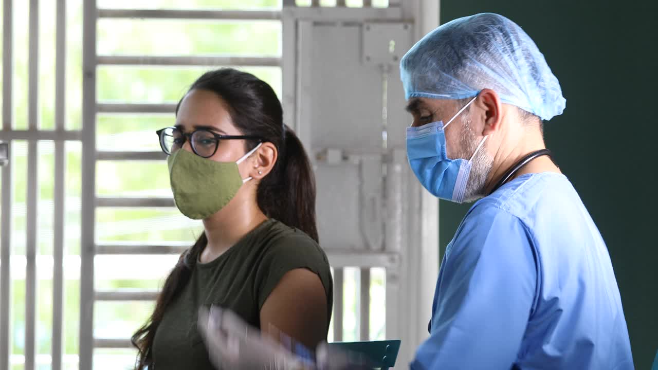 医生给女病人注射疫苗视频素材