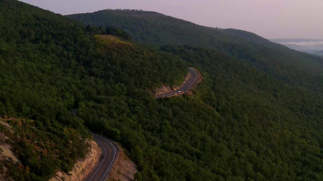 日落无人机拍摄的阿巴拉契亚山区公路视频视频素材