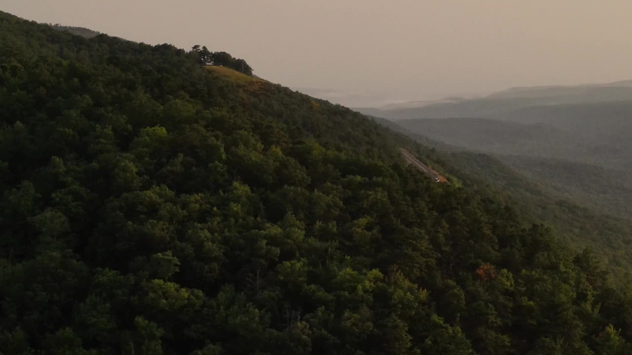 日落无人机拍摄的阿巴拉契亚山区公路视频视频素材