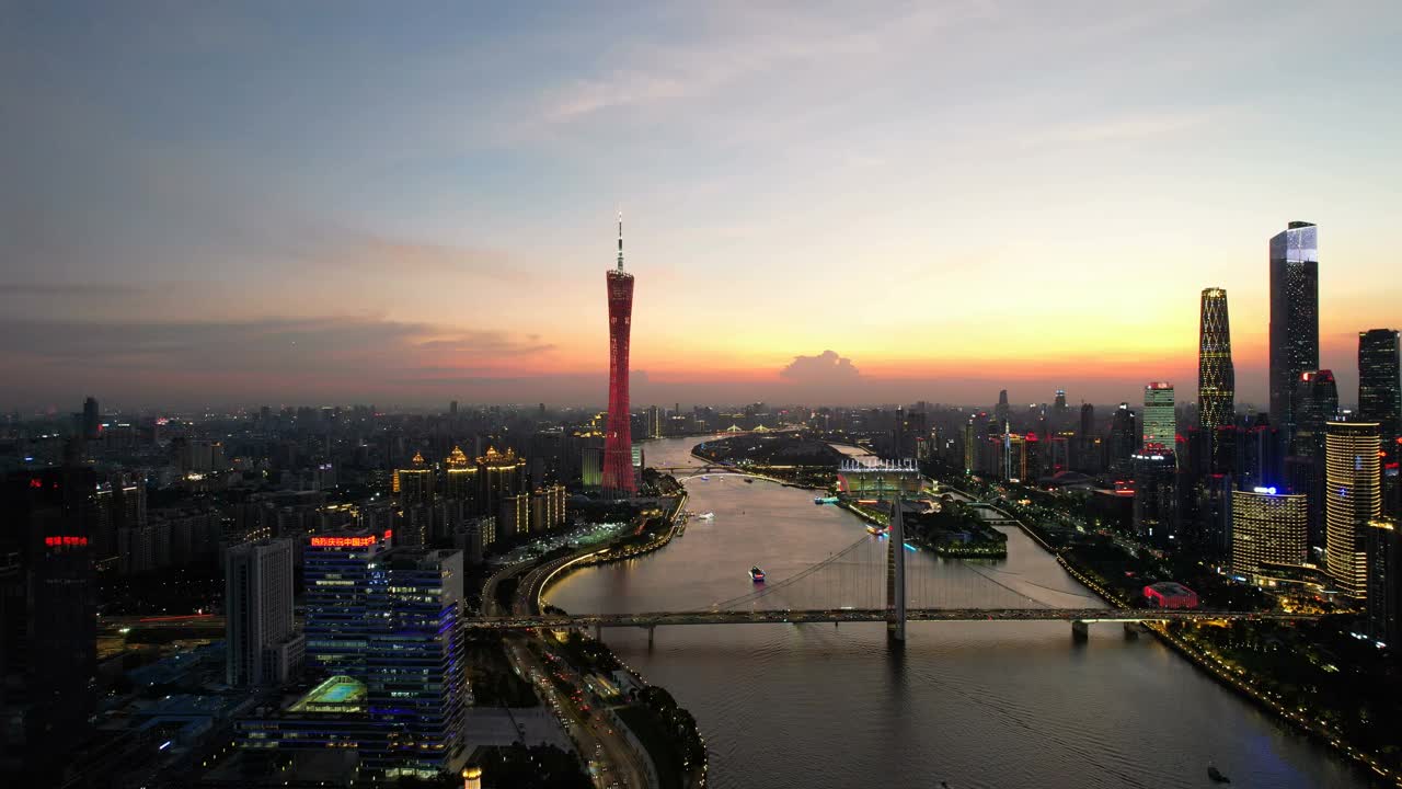 傍晚闪烁的城市天际线的平移视图视频素材