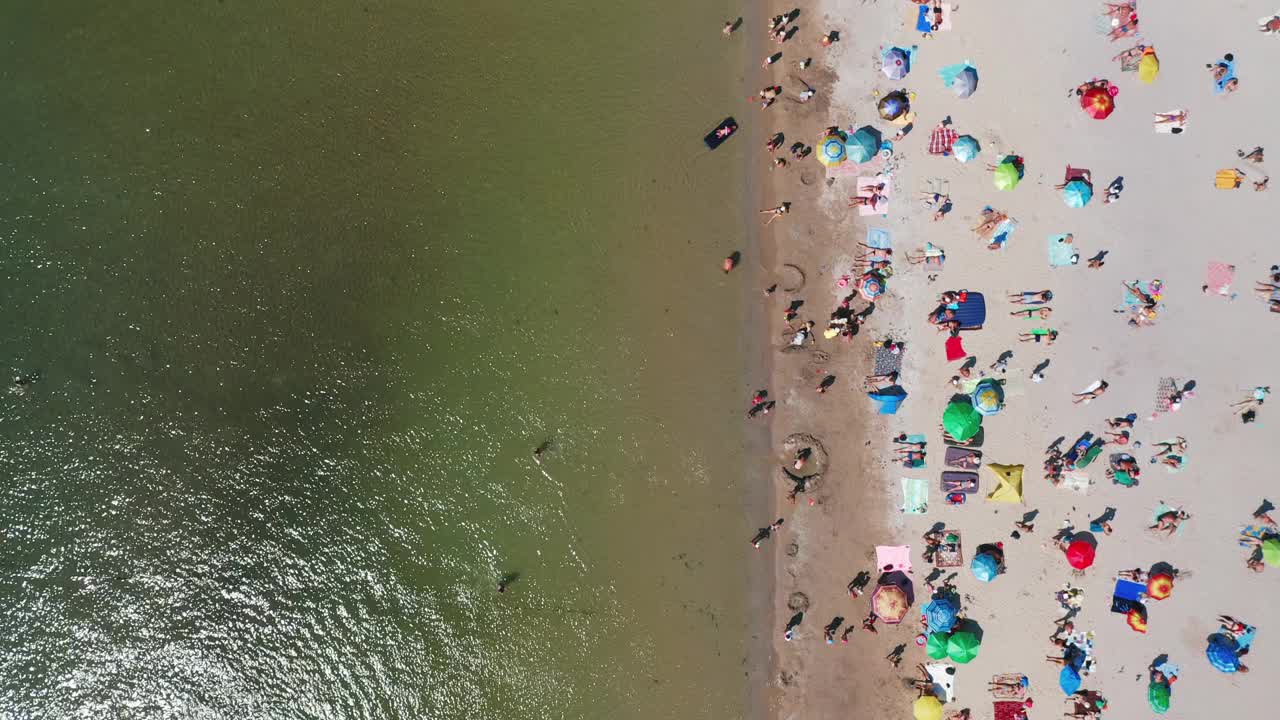 在炎炎夏日的海滨鸟瞰图。视频素材