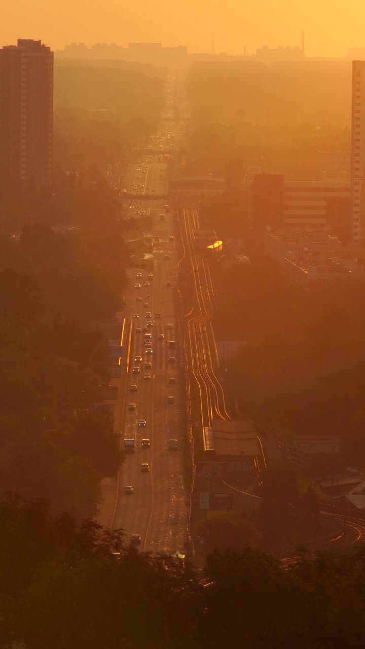 基辅左岸美丽的空中延时，布罗瓦尔斯基大道在黎明的阳光下的远景视频素材