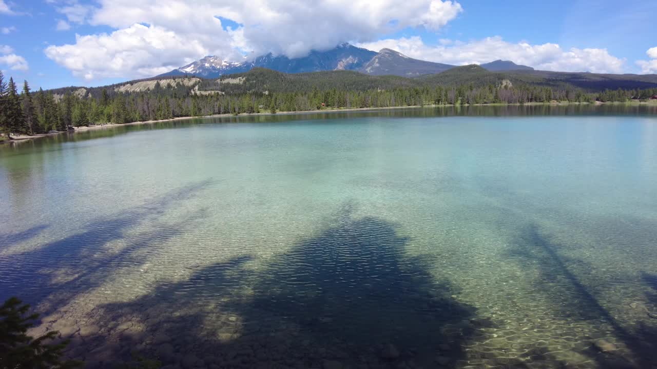 完美的反映山在清澈的水伊迪丝湖在贾斯珀阿尔伯塔，加拿大。视频素材