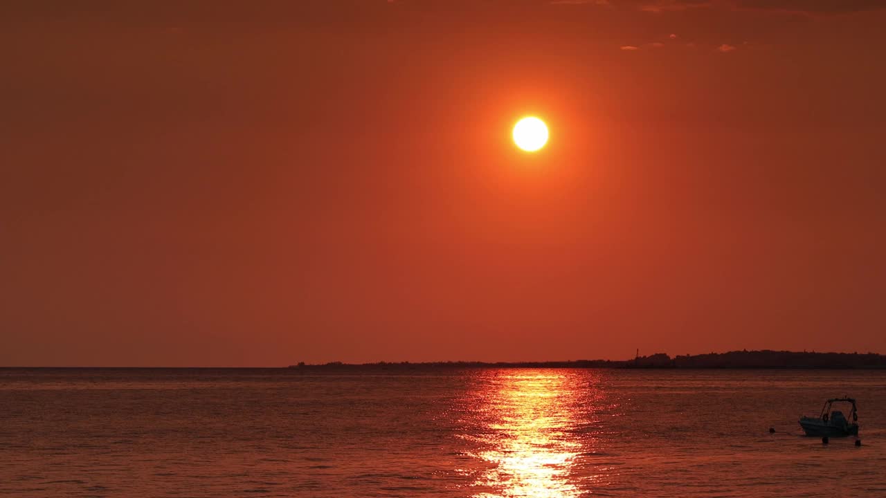 令人惊叹的美丽红色日落。希腊岛。难忘的观点。惊人的背景。视频素材