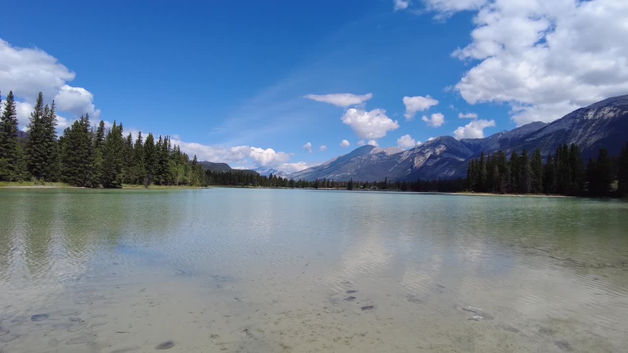 完美的反映山在清澈的水伊迪丝湖在贾斯珀阿尔伯塔，加拿大。视频素材