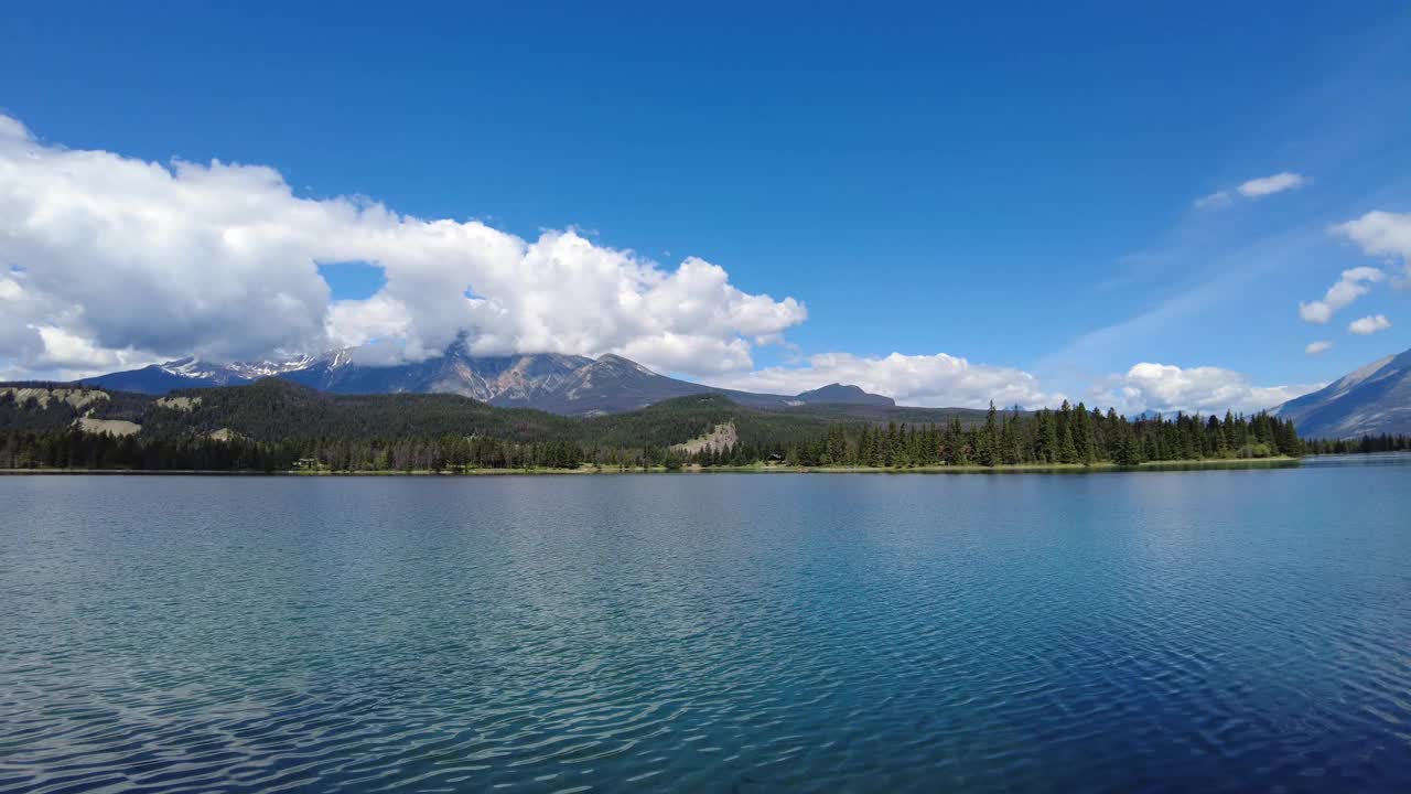 完美的反映山在清澈的水伊迪丝湖在贾斯珀阿尔伯塔，加拿大。视频素材