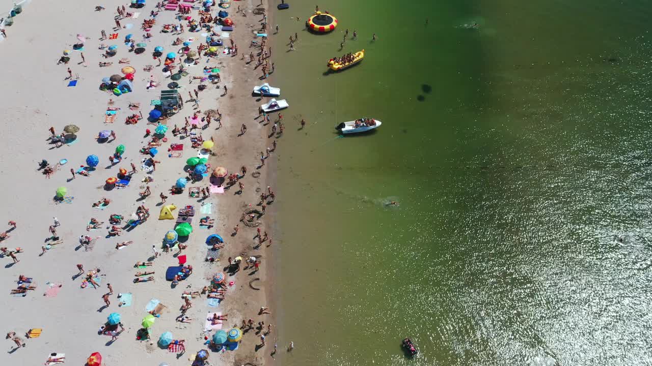 在炎炎夏日的海滨鸟瞰图。视频素材