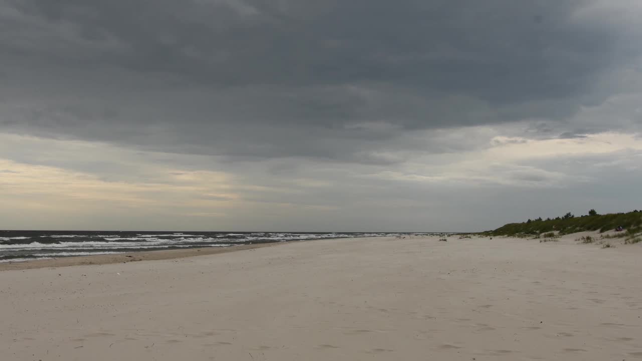 夏日傍晚，Sandhammaren海滩的日落景色与戏剧性的天空视频素材