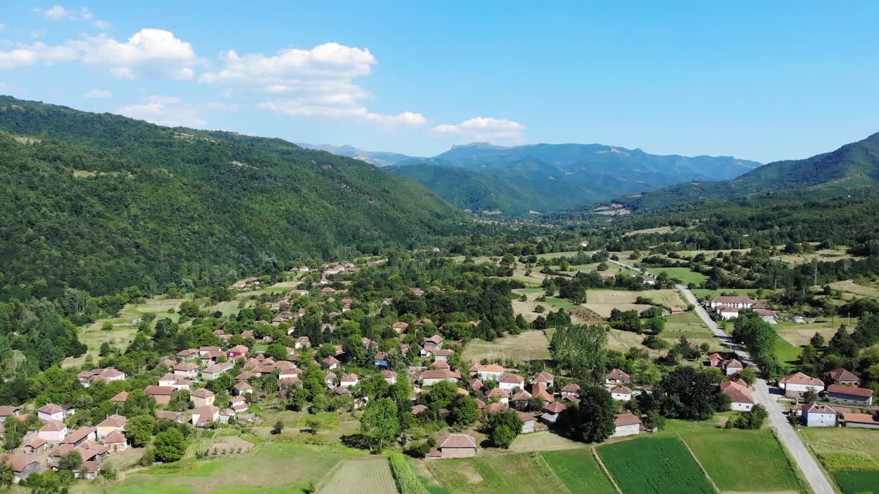 乡村住宅鸟瞰图。视频素材