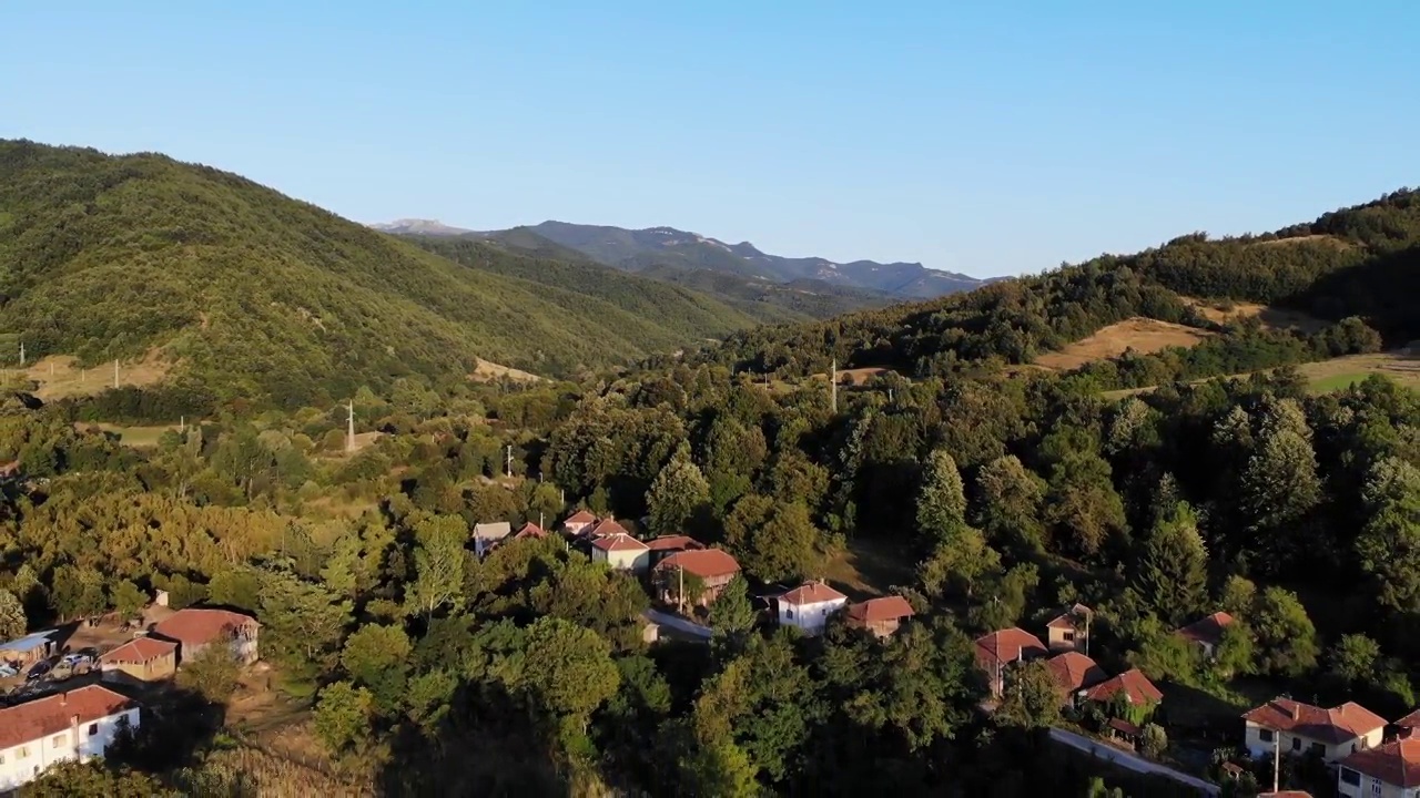 乡村住宅鸟瞰图。视频素材