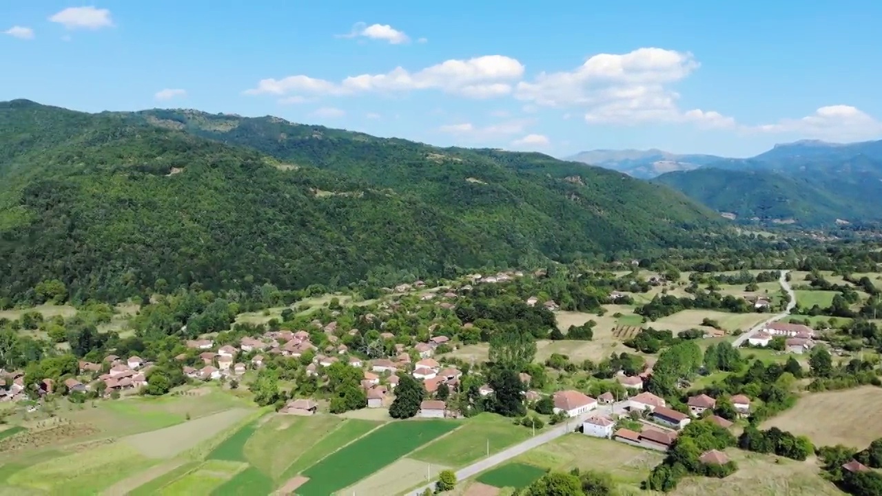 乡村住宅鸟瞰图。视频素材