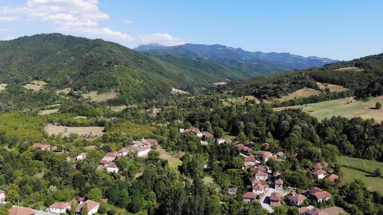 乡村住宅鸟瞰图。视频素材