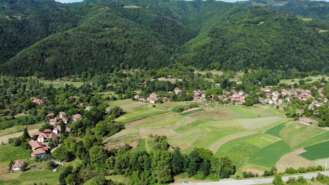 乡村住宅鸟瞰图。视频素材