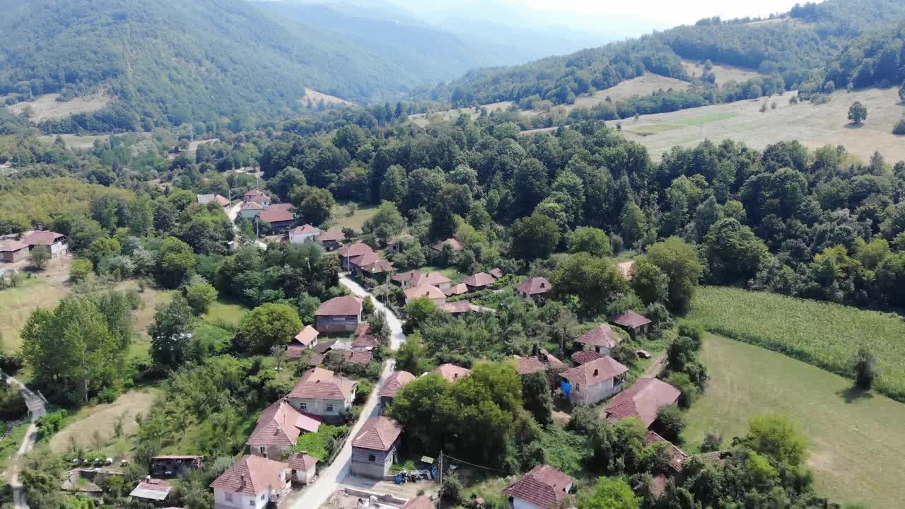 乡村住宅鸟瞰图。视频素材