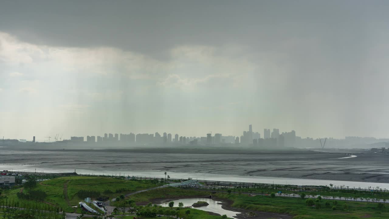 白天下暴雨的培果新城市培果生命公园和松岛国际商圈附近的市中心景观/京畿始兴市视频素材