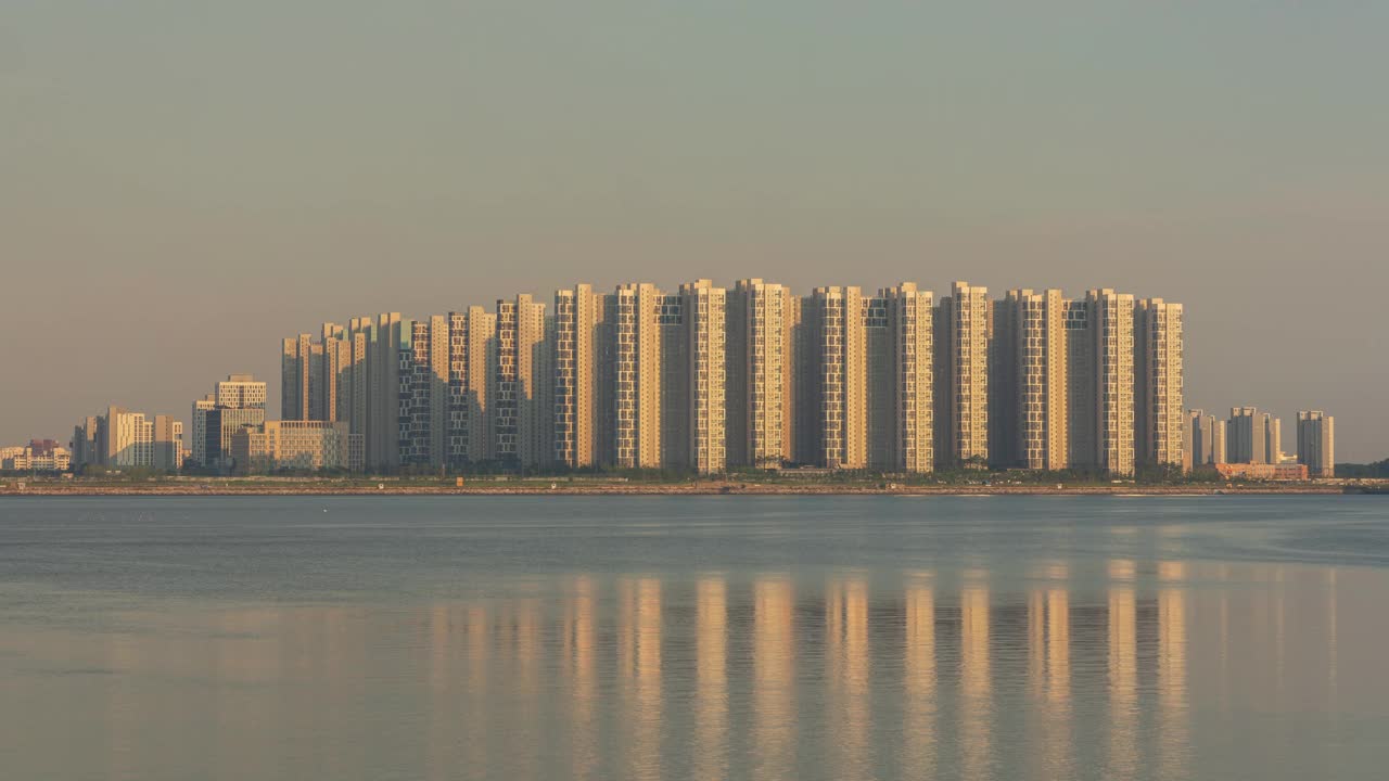 韩国京畿道始兴市黄海退潮时，白果新城市公寓的日落景色视频素材