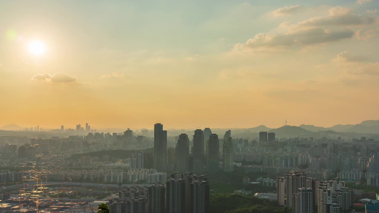 韩国首尔江南区日落时分，Tower Palace(高层公寓)和道谷区周边的市中心公寓园区的白天到晚上的风景视频素材