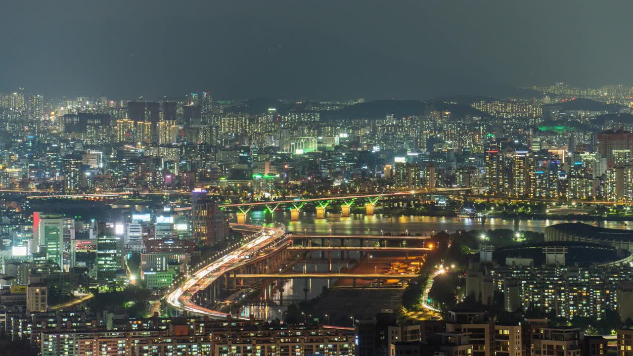 首尔江南区东部高速公路周边的市中心夜景和汉江/江南区、广津区附近的广津区清潭大桥视频素材