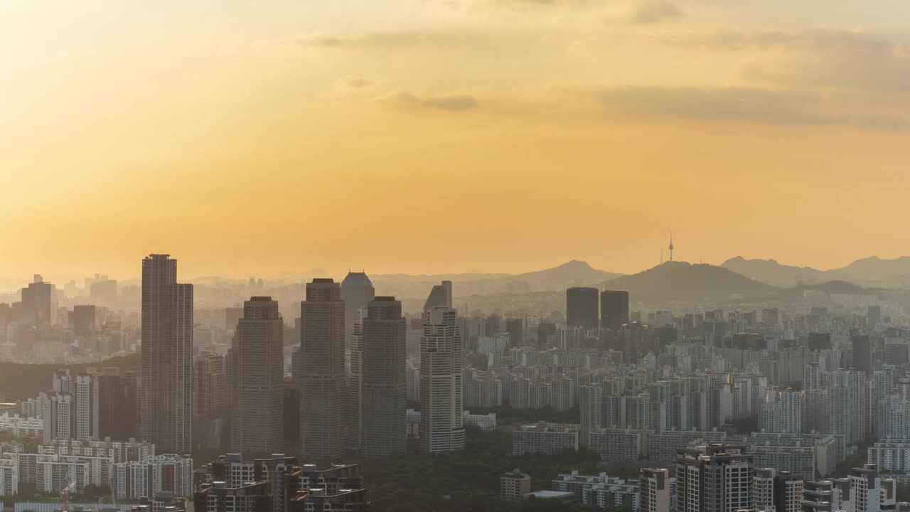 首尔江南区道谷区附近的Tower Palace(高层公寓)和市中心公寓的日落景色视频素材