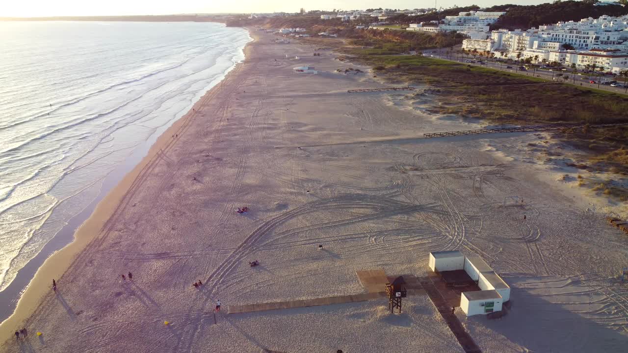 用无人机鸟瞰加的斯Conil de la Frontera海滩视频素材