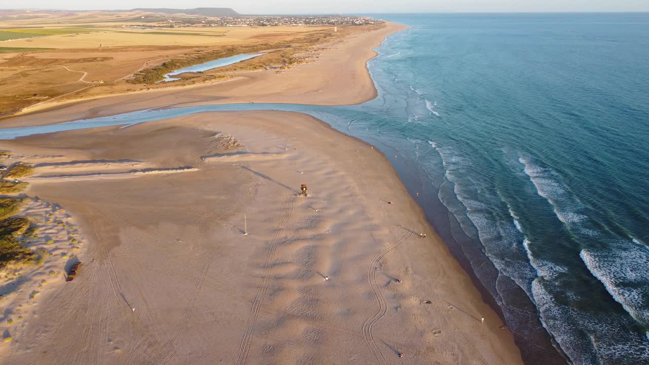 无人机鸟瞰Conil de la Frontera海滩和河流视频素材