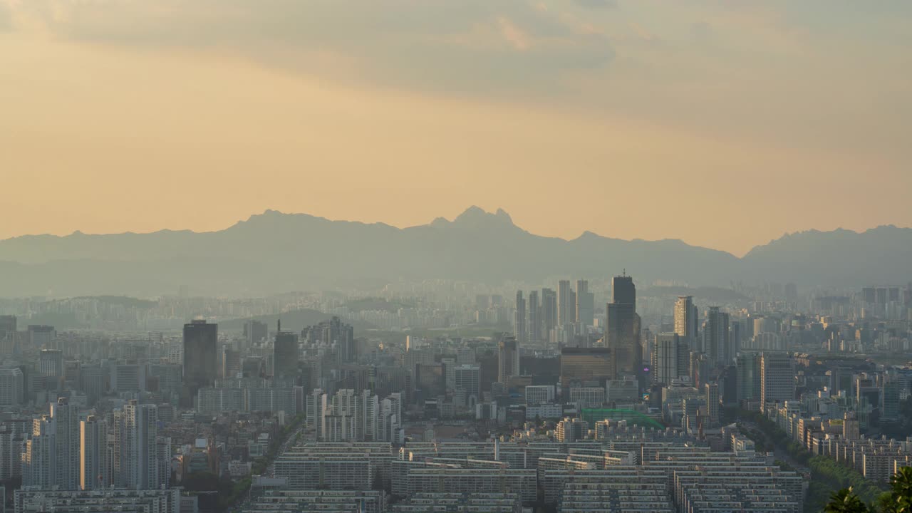 韩国首尔江南区三成区白天世界贸易中心附近的市中心公寓视频素材