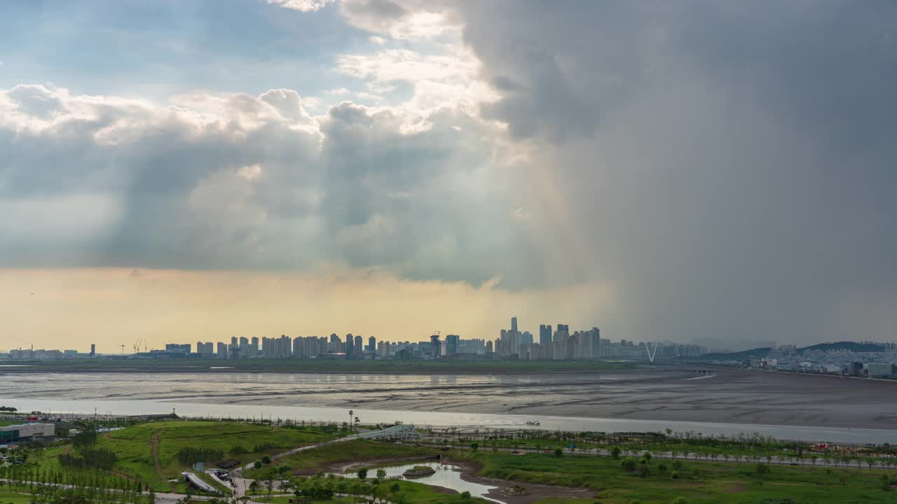 白天，在京畿始兴市的培果新城市培果生活公园和松岛国际商圈附近的市中心上空出现了廷德尔现象视频素材