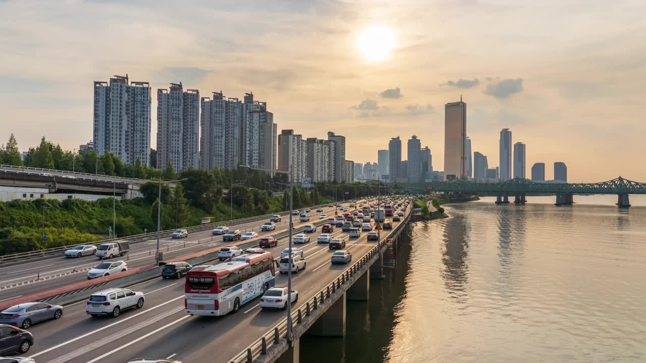 在首尔汉江/江南区和永登浦区附近的奥林匹克高速公路和汝矣岛63大厦一带，从白天到晚上，车辆行驶的景象视频素材