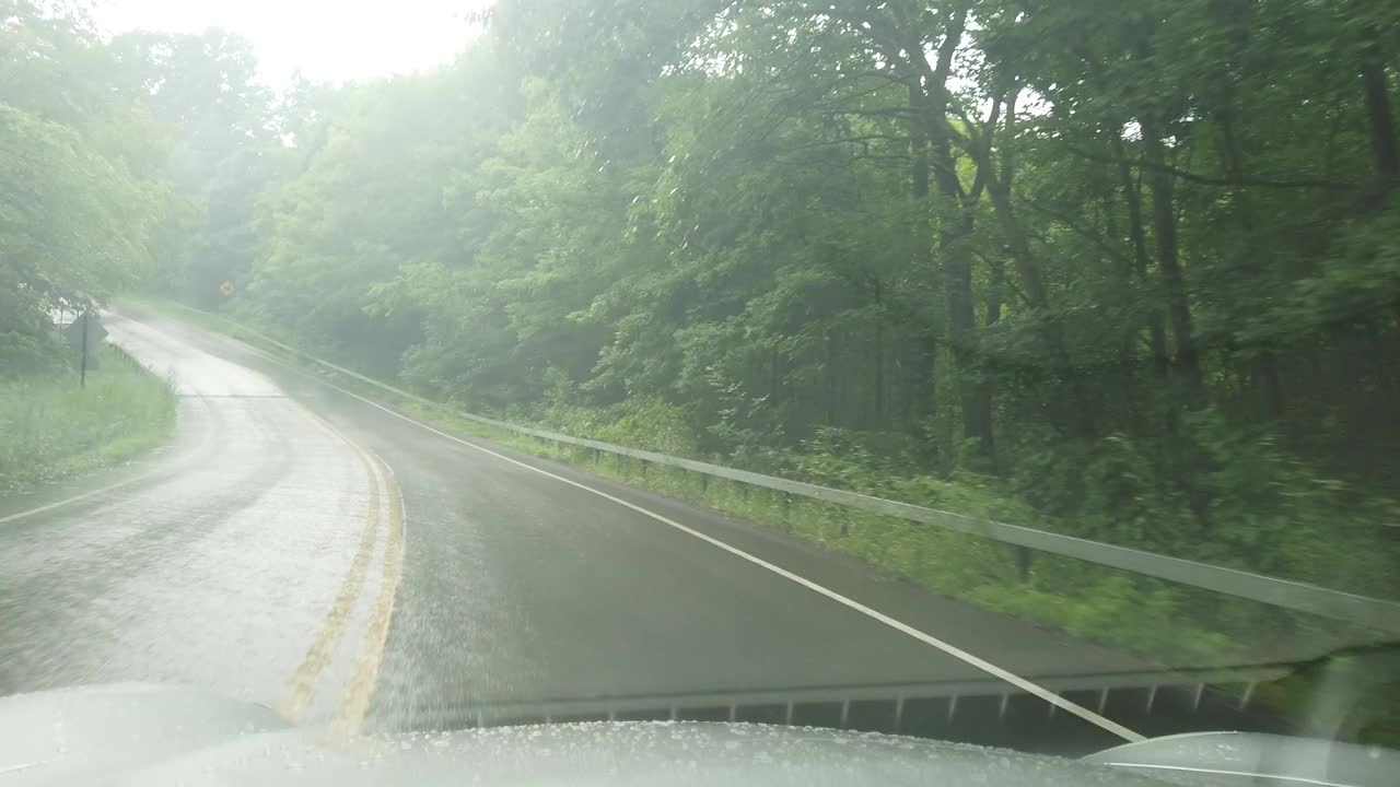 蒸汽雾在有筒仓的多风道路上视频素材