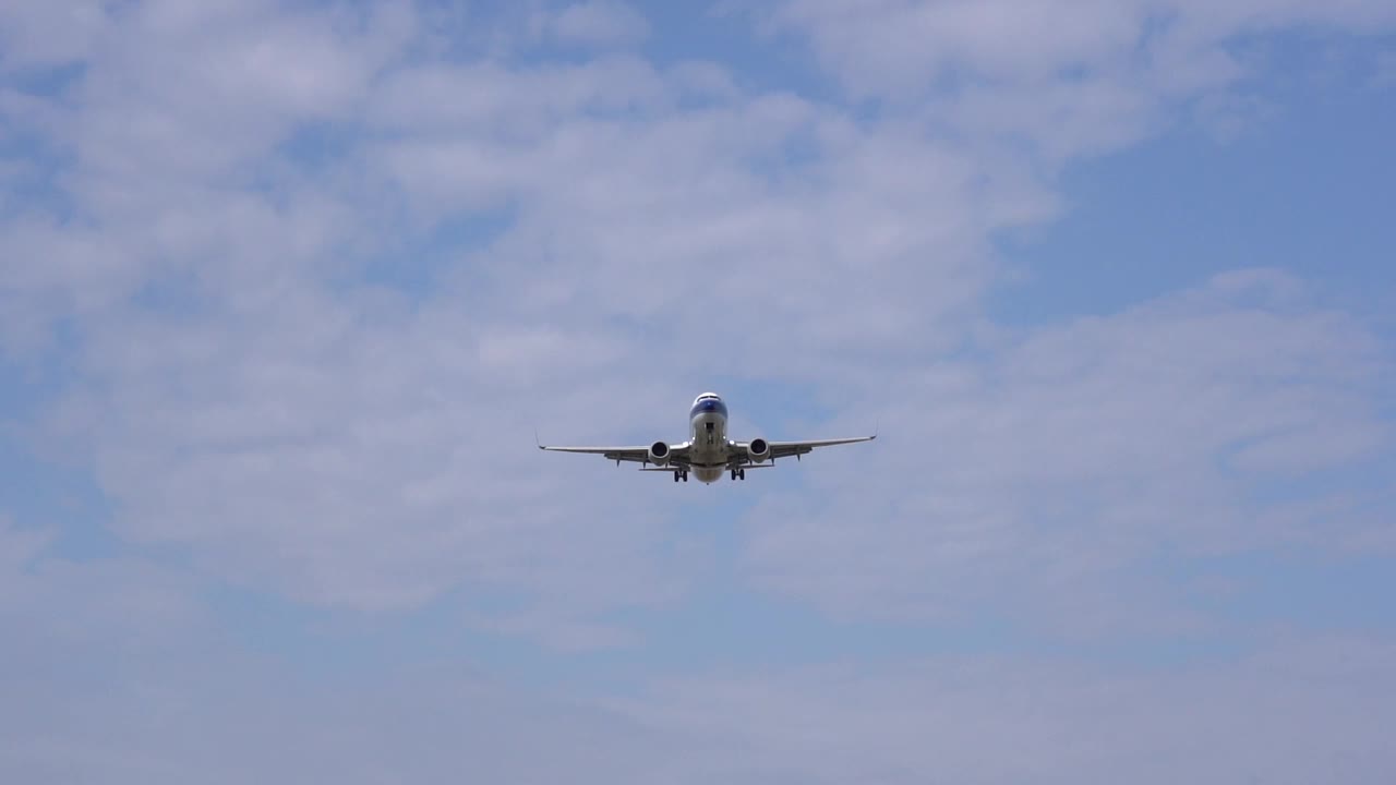 一架华南航空的商用飞机在蓝天上飞行视频素材