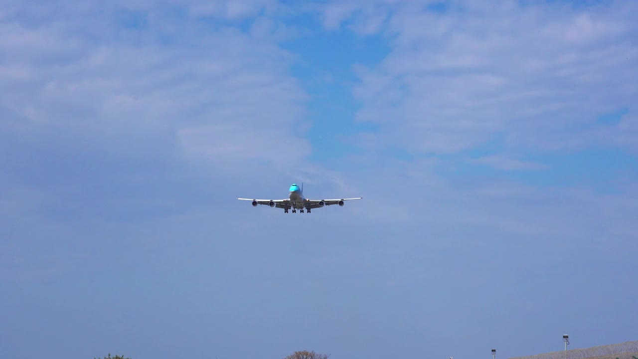 一架大韩航空的飞机在蓝天上飞行视频素材