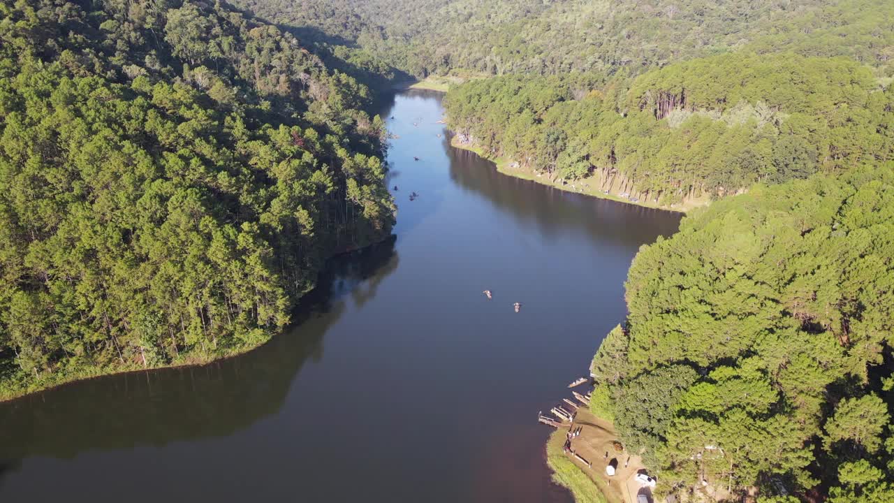 鸟瞰图，清晨俯瞰水库湖和风景了望Mae Hong Son，泰国。视频素材