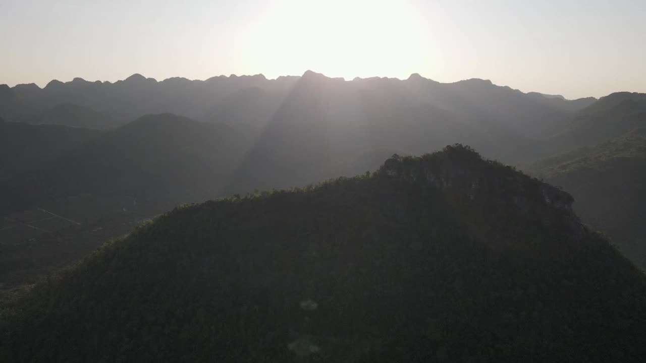 夕阳下的绿山，航拍视频素材