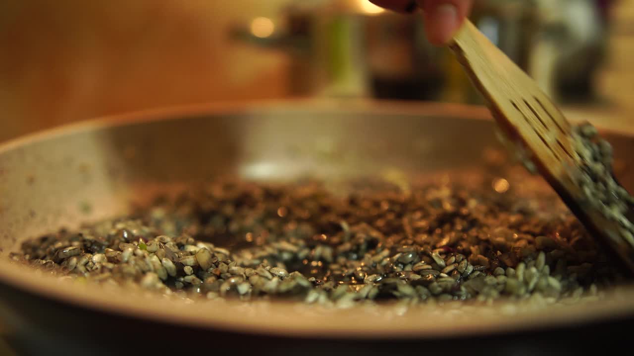 黑调味饭的制作过程。将酱油与蔬菜和米饭一起在平底锅中搅拌视频素材