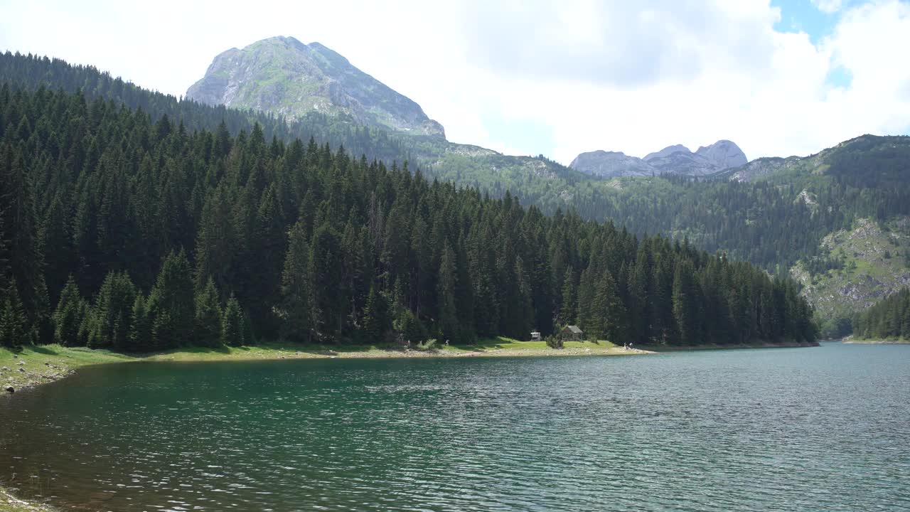 被群山和森林环绕的黑湖全景。北部是杜米托国家公园视频素材