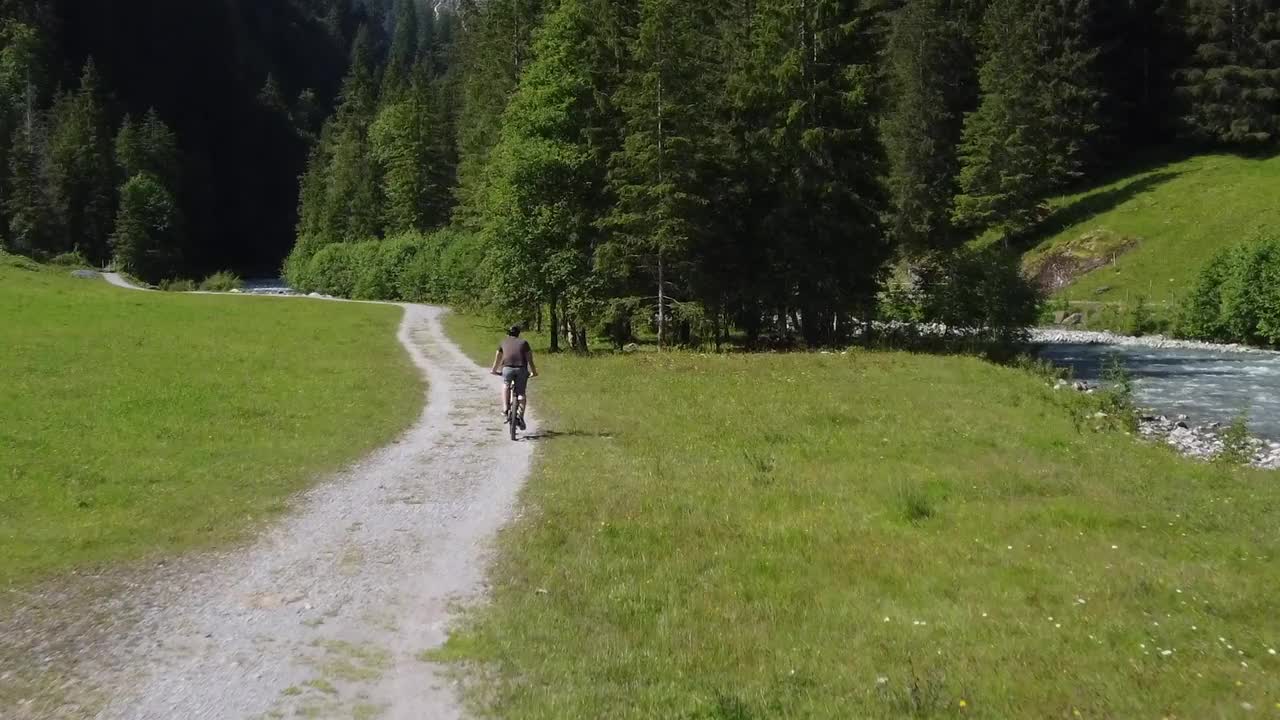 在瑞士阿尔卑斯山骑山地自行车视频素材