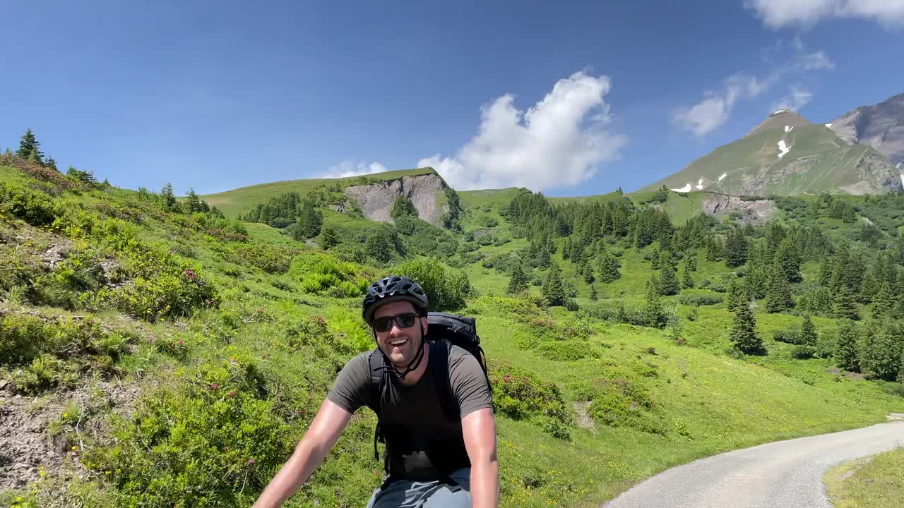 在瑞士阿尔卑斯山骑山地自行车视频素材