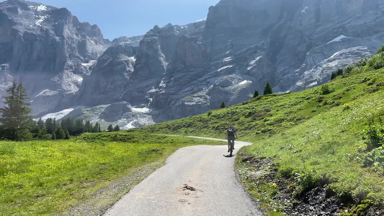 在瑞士阿尔卑斯山骑山地自行车视频素材